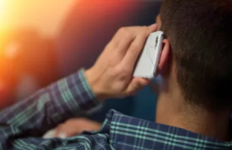 Κινητά τηλέφωνα: Μελέτη καταρρίπτει τον μύθο ότι σχετίζονται με καρκίνο στον εγκέφαλο