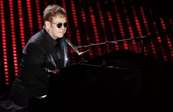 «Stand up for Ukraine»: Έλτον Τζον, U2 και δεκάδες καλλιτέχνες ενώνουν τις φωνές τους για τους Ουκρανούς πρόσφυγες