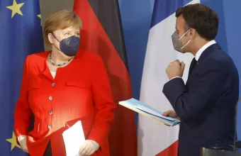 Δύο γραμμές για τους εκτός ΕΕ ταξιδιώτες: Τι ζητούν Μέρκελ-Μακρόν - Ποιοί διαφωνούν