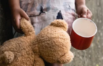 Θεσσαλονίκη: Εξανάγκαζαν τα ανήλικα παιδιά τους να ζητιανεύουν και ξόδευαν τα χρήματα σε ταβέρνες και καζίνο