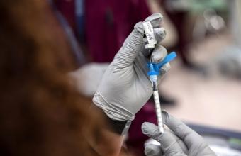 Έρευνα- Κορωνοϊός: Mεγαλύτερος κίνδυνος για την καρδιά των εφήβων σε σχέση με τον εμβολιασμό
