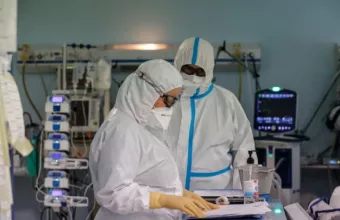 Γαλλία: Αυξάνονται οι εισαγωγές ασθενών με κορωνοϊό στα νοσοκομεία