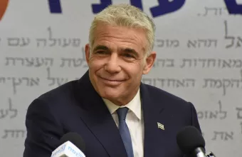Γιαΐρ Λαπίντ: Ο Ισραηλινός «Τζορτζ Κλούνεϊ» που θέλει να εκθρόνισει τον Νετανιάχου