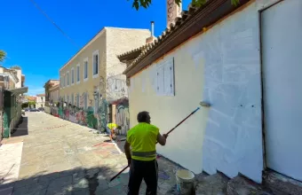 Επιχείρηση «αντιγκράφιτι»: Καθαρισμός επιφανειών 8.200 τ.μ. στην Πλάκα (vid)