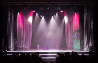 Θεατρική σκηνή φωτισμένη