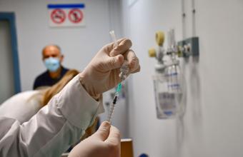 Ιταλία-κορωνοϊός: Ξεκίνησε η χορήγηση της τρίτης δόσης εμβολίου στους 40- 60