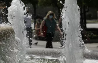 Γυναίκα με μάσκα στην πλατεία Συντάγματος.