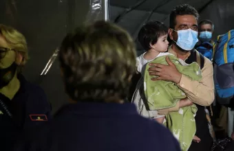 Αεροσκάφος με 121 Αφγανούς πρόσφυγες έφθασε το πρωί στην Αλβανία (pics) 