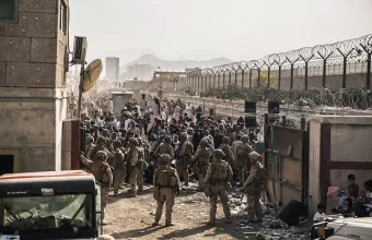 Αφγανιστάν: Περίπου 10.000 άνθρωποι περιμένουν στο αεροδρόμιο της Καμπούλ για να φύγουν 