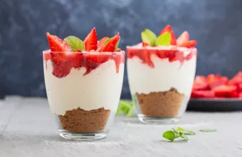 Vegan επιδόρπιο τύπου cheesecake με φράουλες στο ποτήρι