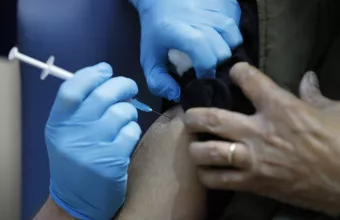 Ποια είναι η καλύτερη ώρα της ημέρας για να εμβολιαστείτε; Χάρβαρντ και Οξφόρδη απαντούν