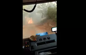 Συγκλονιστικό βίντεο από τη πυρκαγιά στη Βαρυμπόμπη: Πυροσβεστικό όχημα περνά μέσα από τις φλόγες