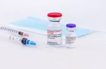 Έρευνα έδειξε ότι τo εμβόλιο της Moderna παράγει διπλάσια αντισώματα από της Pfizer