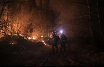 Αχαΐα: Απόκοσμες εικόνες από την ολονύχτια μάχη μάχη με τις φλόγες (φωτό) 