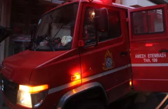 Στις… φλόγες παρκαρισμένο αυτοκίνητο – Ζημιές σε δέντρο και σε σπίτι