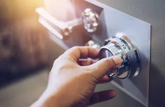 Αστυνομικός που έκλεψε 600 ευρώ από κρατούμενους μετανάστες: «Είμαι εθισμένος στον τζόγο»