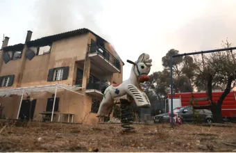 Βαρυμπόμπη - Πληροφορίες: 80 καμένα σπίτια ο έως στιγμής απολογισμός από την καταστροφική φωτιά