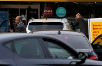 Μείωση των πρατηρίων χωρίς καύσιμα στο Λονδίνο μετά από την ενεργοποίηση στρατιωτών στα βυτιοφόρα