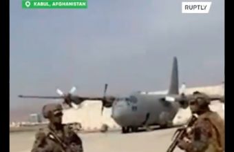 Αφγανιστάν: «Βόλτες» Ταλιμπάν στο αεροδρόμιο της Καμπούλ με αμερικανικές στολές (vids) 