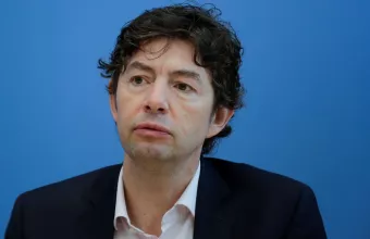 Σε ποια χώρα η πανδημία μετατρέπεται σε ενδημία; Κορυφαίος Γερμανός λοιμωξιολόγος απαντά 