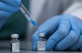 Βρετανία-Μελέτη: Η μετάλλαξη Δ' εξαπλώνεται και μεταξύ εμβολιασμένων -Αναγκαία η τρίτη δόση εμβολίου