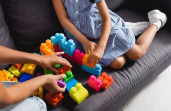 «Νταντάδες της γειτονιάς»: Άνοιξε η πλατφόρμα για την υποβολή αιτήσεων 