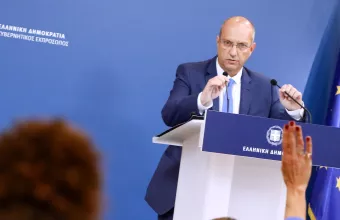 Οικονόμου: Δεν συζητάμε επέκταση υποχρεωτικότητας εμβολιασμών τώρα - Τι συμβαίνει με κρούσμα στην τάξη