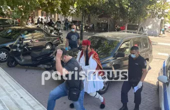 Πύργος: Πατέρας αρνητής εμφανίστηκε ντυμένος τσολιάς στο δικαστήριο (Pic/vid)