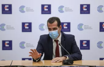Πλεύρης: Ανοιχτό το ενδεχόμενο διαγραφής του προστίμου στους ανεμβολιάστους, αν εμβολιαστούν 