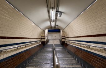Βρετανία: Γιατί οι Λονδρέζοι πέφτουν στις σκάλες του μετρό -Πώς σχετίζεται με τον κορωνοϊό