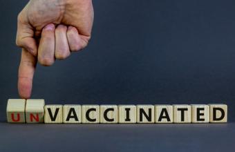 Kορωνοϊός: Διεθνής μελέτη έδειξε μια σημαντική διαφορά στο ιικό φορτίο εμβολιασμένων-ανεμβολίαστων
