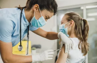 Εμβόλιο Pfizer: Τι έδειξε έρευνα για την αποτελεσματικότητα του σε παιδιά 5-11 ετών