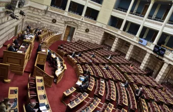Βουλή: Ψηφίστηκαν οι διατάξεις για τον υποχρεωτικό εμβολιασμό