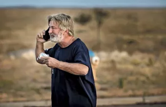 Μπόλντουιν: Προτείνει αστυνομικοί να επιβλέπουν την ασφάλεια των όπλων σε κινηματογραφικά πλατό
