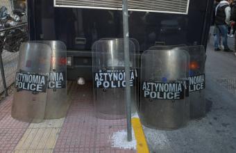 Επεισόδια κοντά στην Πανεπιστημιούπολη: Κουκουλοφόροι πέταξαν μολότοφ στο κτίριο των ΜΑΤ