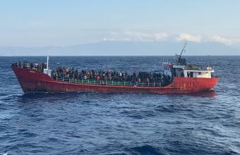 Διπλωματικό θρίλερ: Η Ελλάδα ζητά να επιστρέψει το πλοίο με 400 μετανάστες στην Τουρκία 