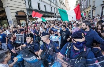 Ιταλία: Ένταση σε πορεία αντιεμβολιαστών στο Μιλάνο