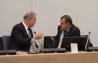 Συνάντηση Παναγιωτόπουλου - Ακάρ: Σεβασμός στο Διεθνές Δίκαιο για τη διαμόρφωση συνθηκών ειρήνης