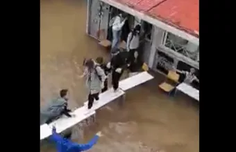 Νέα Φιλαδέλφεια: Έστησαν «γέφυρα» με θρανία για να φύγουν οι μαθητές (vid)