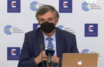 Τσιόδρας: Με τα εμβόλια αποφύγαμε 8.400 θανάτους - Πόσες περισσότερες θα ήταν οι νοσηλείες