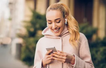 Τα AirPods δεν είναι πια cool! Γιατί οι νέοι επιστρέφουν στα ακουστικά με καλώδιο