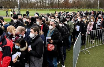 ΠΟΥ: Δεν είναι σαφές ακόμη αν η παραλλαγή Όμικρον προκαλεί σοβαρότερη ασθένεια ή αν είναι πιο μεταδοτική