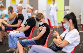 Εμβόλιο Pfizer: Πόσο αποτελεσματικό και ασφαλές είναι στους εφήβους 12-15 ετών