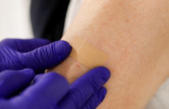 Εμβόλιο κορωνοϊού σε «τσιρότο»: Πιο αποτελεσματικό από τις ενέσεις «δείχνει» η δοκιμή
