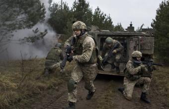 «Άνοιγμα» Ουκρανίας σε Δύση: Θέλει να αγοράσει όπλα για να αντιμετωπίσει τη ρωσική επιθετικότητα 
