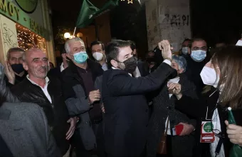 Ανδρουλάκης: Μεγάλη νίκη για την δημοκρατική παράταξη-Πανηγυρισμοί έξω από τα γραφεία του