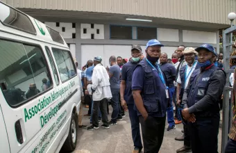 Φορτηγό έξω από νοσοκομείο