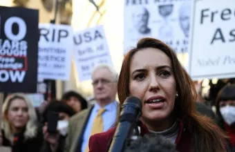 Ο Τζούλιαν Ασάνζ και η σύντροφός του παντρεύονται σήμερα μέσα στη φυλακή Μπέλμαρς