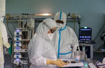 Σάλος στην Ιταλία με διοικητή νοσοκομείου: Λέει «ναι» στην αναβολή των θεραπειών ανεμβολίαστων