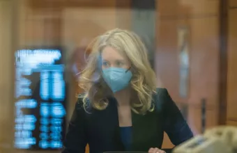 Σκάνδαλο Theranos: 20 χρόνια φυλακή για τη γυναίκα που θα άλλαζε τον κόσμο;